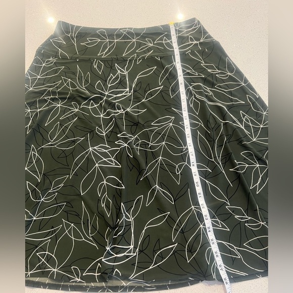Roz & Ali Green with Black and White Leaf Pattern Flare Stretchy Skirt - Picture 5 of 11